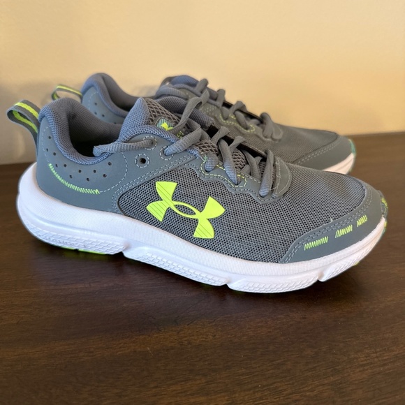 Under Armour Charged Assert 10 Gray/Green Unisex Kids Running Shoes 4Y - Picture 1 of 8